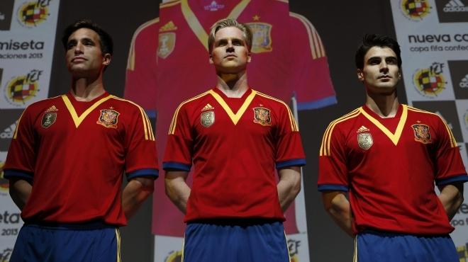 منتخب إسبانيا يقدم قميصا جديدا تكريما لتاريخه