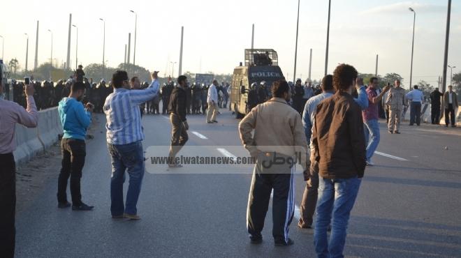 أهالي العامرية يقطعون الطريق الصحراوي احتجاجا على سوء تأمين كوبري المشاة