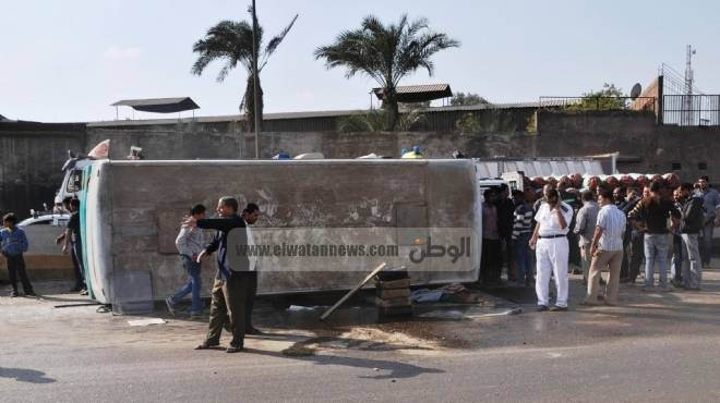 انقلاب سيارة محملة بالقمامة على طريق مصر إسكندرية الزراعي 