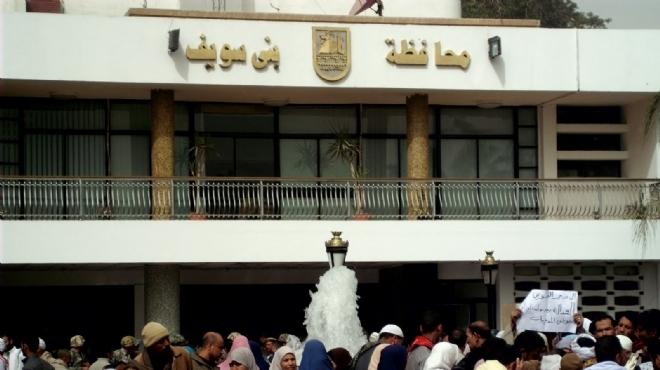  تظاهر العشرات من العاملين المؤقتين بالتشجير أمام محافظة بني سويف 