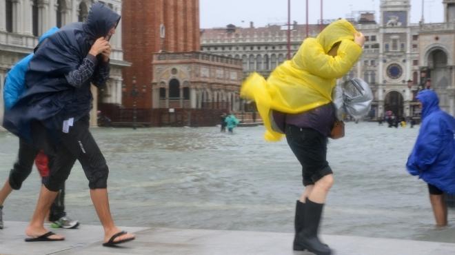 الفيضانات تغمر ضواحي العاصمة الإيطالية روما