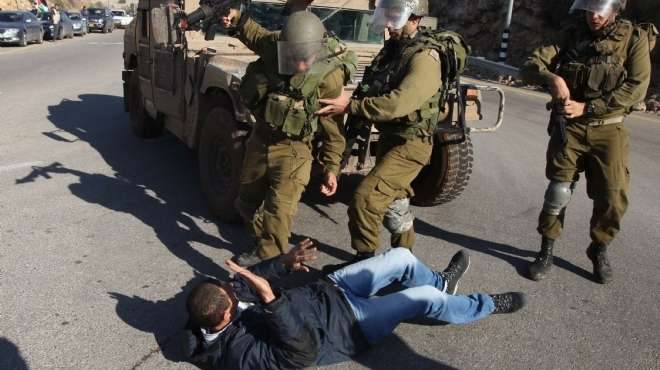 الشرطة الإسرائيلية تعتقل امرأتين بعد تظاهرهما أمام منزل وزير المالية الإسرائيلي