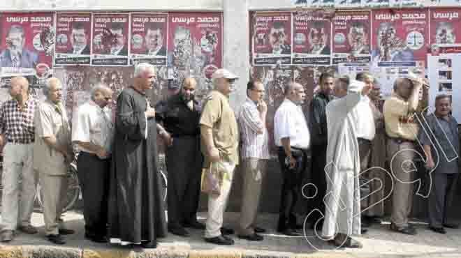عدم إزالة ملصقات مرسى وأبو الفتوح في مدينة نصر 