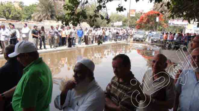 تدافع المواطنين بعد التحذيرات من الغرامة فى مكبرات مساجد قرية زهرة