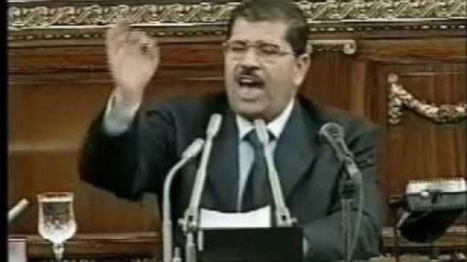  مرسى «نائباً» فى 2002: أطالب بمحاكمة رئيس الوزراء على حادث العياط.. و«رئيساً» فى 2012: أرسلت قنديل إلى ضحايا القطار