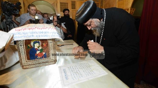 أعضاء المجمع المقدس يعلنون البابا تواضروس بابا للإسكندرية رسميا 