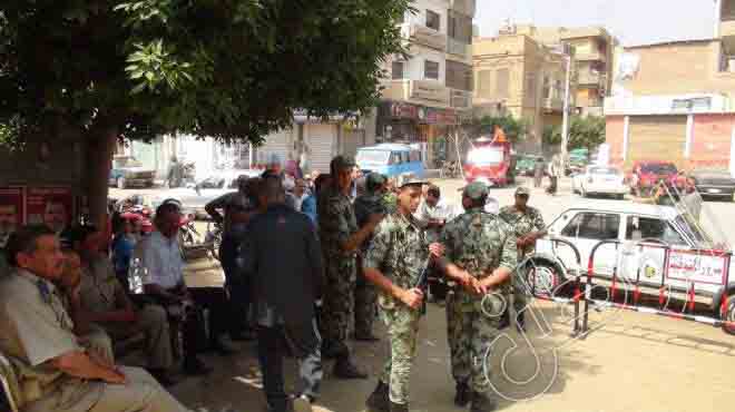 في مدرسة الزهراء بالدرب الأحمر .. قوات الأمن أكثر من الناخبين 