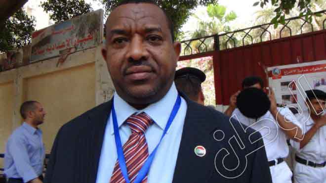 السفير السودانى أثناء تفقد لجنة انتخابية: «إحنا شعب واحد»