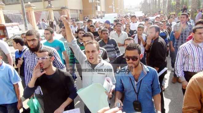 مسيرة طلابية من جامعة القاهرة في اتجاه التحرير