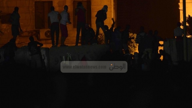 الأمن المركزي يستفز  المتظاهرين من سطح مدرسة بيوسف الجندي