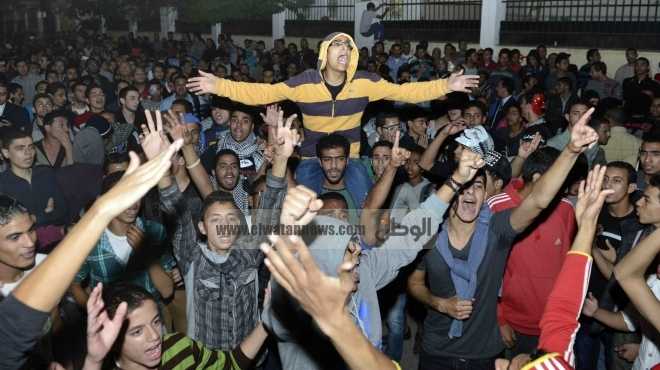 متظاهرو مجلس الوزراء يهتفون: الشعب يريد إسقاط الإخوان