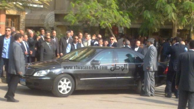  الرئيس يغادر مستشفى الزقازيق الجامعي بعد إلقاء النظرة الأخيرة على جثمان شقيقته 