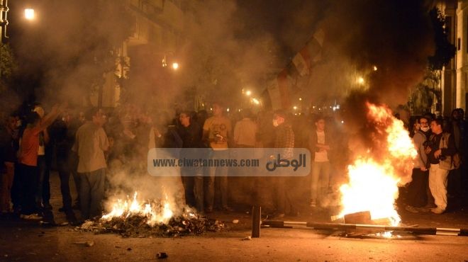  المتظاهرون يشعلون النار في إطارات سيارات لتخفيف أثر الغاز المسيل للدموع