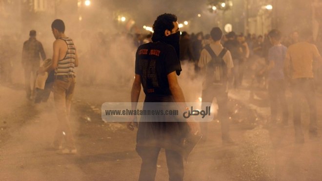 الأمن يستخدم قنابل مسيلة للدموع لتفريق المتظاهرين من 