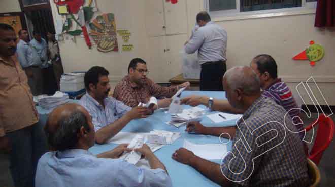 أصوات لجنة 60 بمدرسة الإمام محمد عبده في الساحل لصالح شفيق بـ 38 صوتا