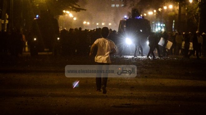  مدرعتا شرطة تلقيان قنابل مسيلة للدموع بمحيط التحرير لمنع اعتصام المتظاهرين