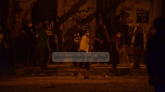 استمرار الاشتباكات بين المتظاهرين وقوات الشرطة في ميدان 