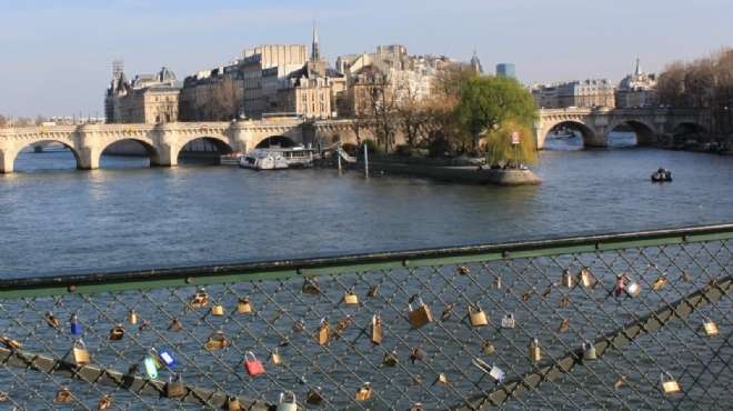 «جسر الفنون» فى باريس.. حب مغلق بأقفال.. والمفتاح فى نهر «السين»