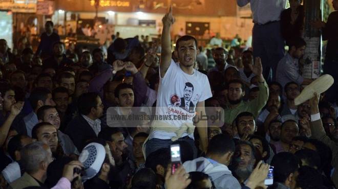  المتظاهرون بقصر القبة يطردون سيارة بكاميرا تابعة لقناة 