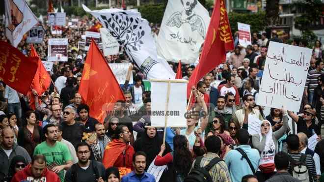حالة إغماء لإحدى المتظاهرات بمسيرة مصطفى محمود