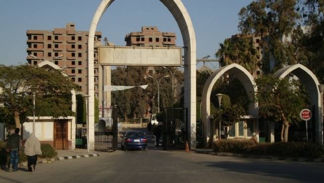  حرب شوارع بين الإخوان والأمن أمام جامعة المنيا.. وطلاب الجماعة يقطعون طريق 