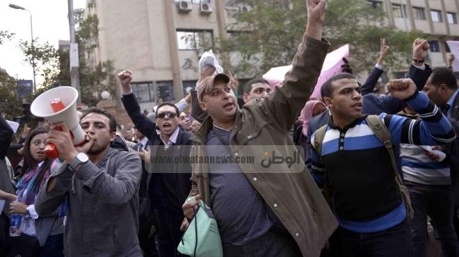  العشرات يعتصمون بمجلس مدينة سفاجا ويهددون بغلق ميناء المدينة