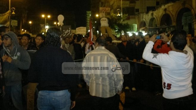 أصحاب البازارات بالغردقة يمطرون المتظاهرين بقطع الحلوى