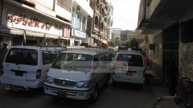 بالصور | لليوم الثاني.. 40 سائقا يغلقون شارع التحرير بنجع حمادي للمطالبة بـ