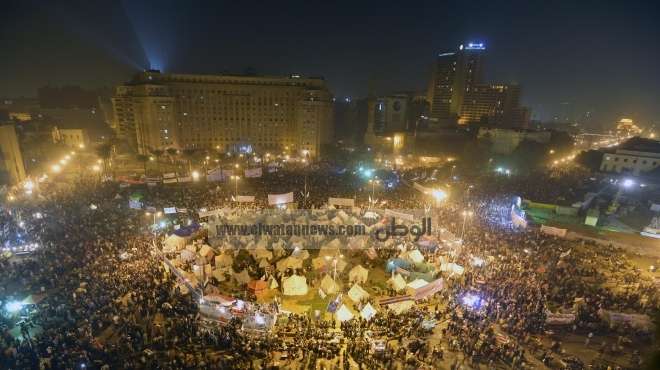 المئات من أولتراس زمالك يصلون التحرير رافعين الشماريخ والأعلام البيضاء