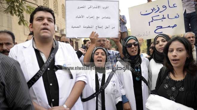 أزمة الإعلان الدستورى تلتهم ملفات «سيناء» و«الأطباء» و«قطار الصعيد»