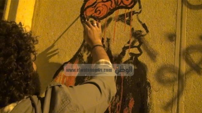  شباب الإخوان يزيلون الجرافيتي من على أسوار الاتحادية.. ويُصلّون المغرب في 