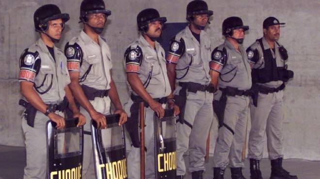  الشرطة البرازيلية تستخدم الغاز للسيطرة على اشتباكات الجماهير 