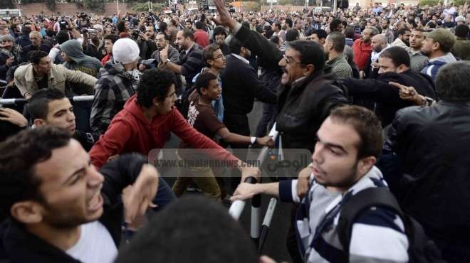  أقل من ألف متظاهر يواجهون هجوم مؤيدي الرئيس في شارع 