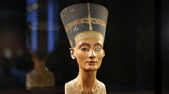 قنصل مصر في لندن يتسلم تمثالا فرعونيا من متحف بريطاني