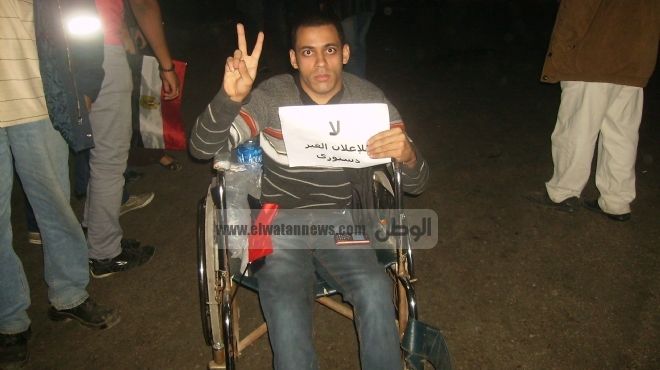  شريف عوض لم يمنعه الكرسى المتحرك من المشاركة فى مسيرات الثورة بالإسكندرية 