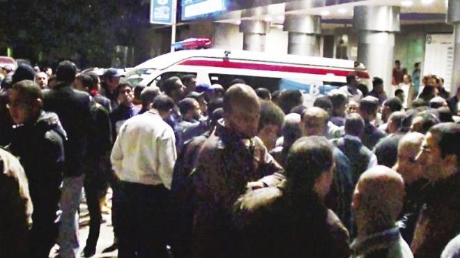  العشرات يتجمهرون أمام مشرحة مستشفى المنصورة بعد إعلان وفاة الشهيد في حادث طريق