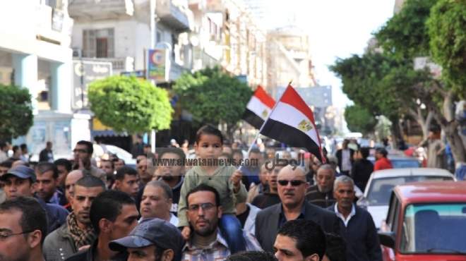 مشادات كلامية بين أنصار الإخوان ومتظاهري بورسعيد أثناء مسيرة لرفض الاستفتاء