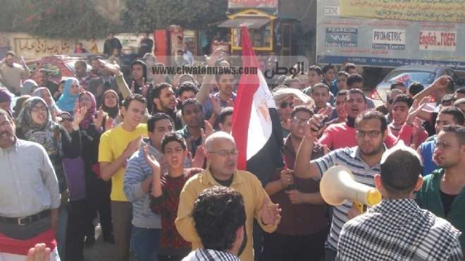  متظاهرو دمياط يطالبون بإسقاط النظام في ذكرى تنحي 