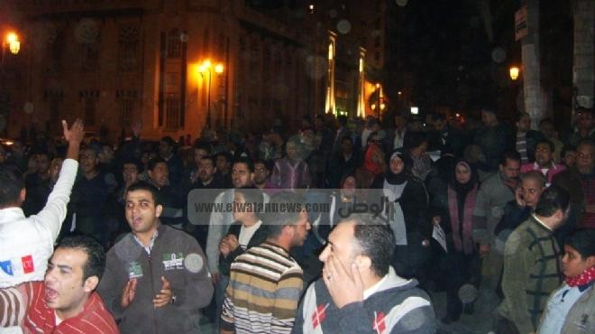 متظاهرون يقطعون الطريق أمام ديوان عام محافظة البحيرة