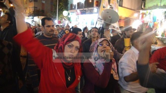 فتاة تلهب هتافات ثوار البحر الأحمر ضد الاستفتاء على الدستور