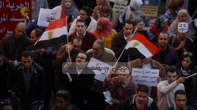  توافد الثوار على ميدان الشهداء بالسويس.. ولافتات ترفض أخونة الدولة وتطالب بالقصاص للشهداء