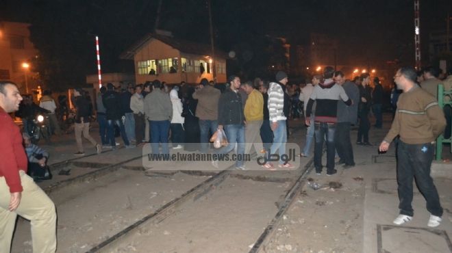  متظاهرون يقطعون السكة الحديد بدمنهور.. ومحاولة فاشلة لاقتحام مبنى المحافظة
