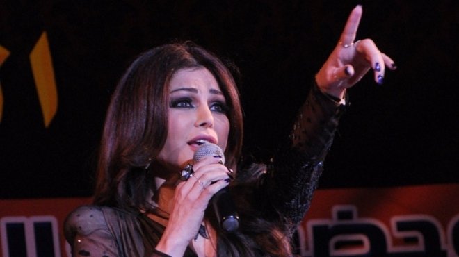  هيفاء وهبي سعيدة بجائزة مونديال الإذاعة والتليفزيون العربي