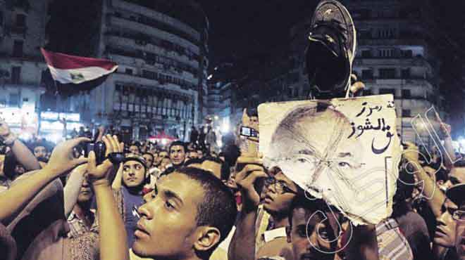 رفع الأحذية لأحمد شفيق بالتحرير وتزايد لأعداد المتظاهرين
