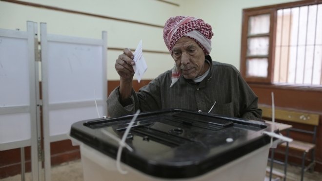 النساء وكبار السن في طوابير الاستفتاء بالمنوفية قبل فتح اللجان 