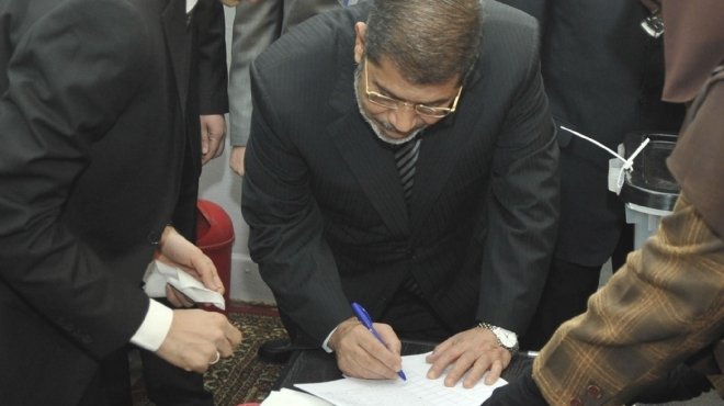 مرسي: الاستفتاء تم في شفافية كاملة.. وتحية للشعب وللقضاة وللجيش وللشرطة 