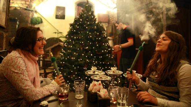  بالصور| أشجار الكريسماس تزين مقاهي دمشق القديمة رغم الحرب