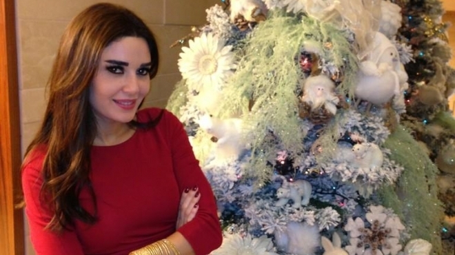 سيرين عبد النور تطرح صورتها بجوار شجرة عيد الميلاد