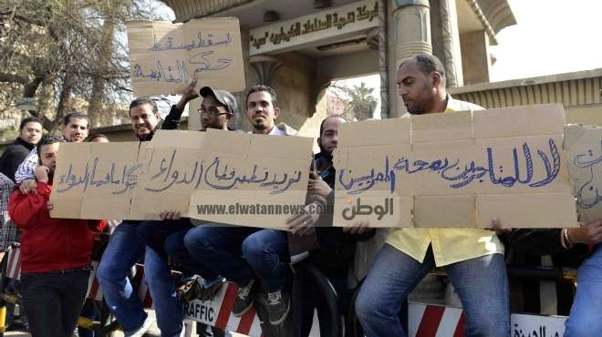 «الشورى» و«الإخوان» يتراجعان عن قانون المظاهرات وثورة فى الاتحادات العمالية بسبب«منع التظاهر»