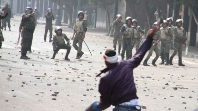 العشرات يقذفون مدرعات بالحجارة أمام أكاديمية الشرطة